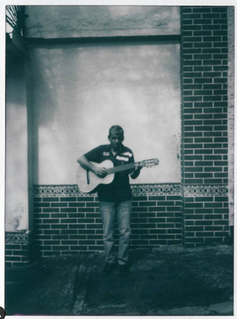 Héctor Sofonias toma clases de Guitarra desde hace unos meses. Foto: Gustavo A. Vargas. Sueños entre sombras.