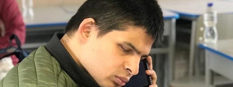 Hombre joven con discapacidad visual se comunica a través de su teléfono móvil.