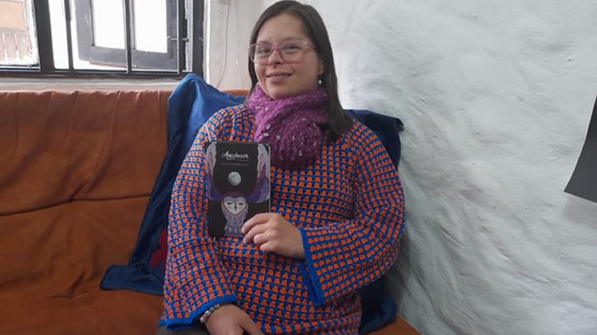 Escritora, Diana Molano, sostiene en sus manos el libro de su autoría: Anochecer