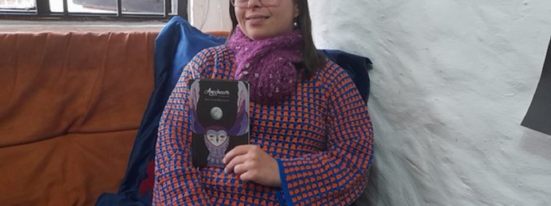 Escritora, Diana Molano, sostiene en sus manos el libro de su autoría: Anochecer