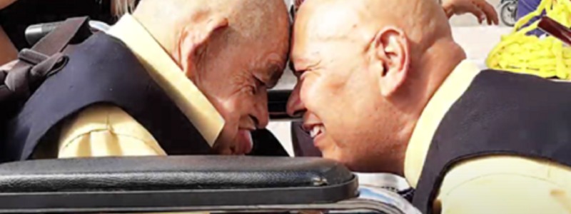 Dos hombres llorando, imagen fragmento de “La mirada de un ángel”