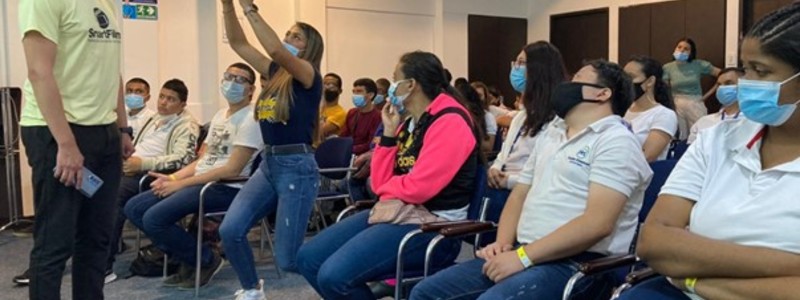 asistentes en auditorio ponen atención a docente que expone