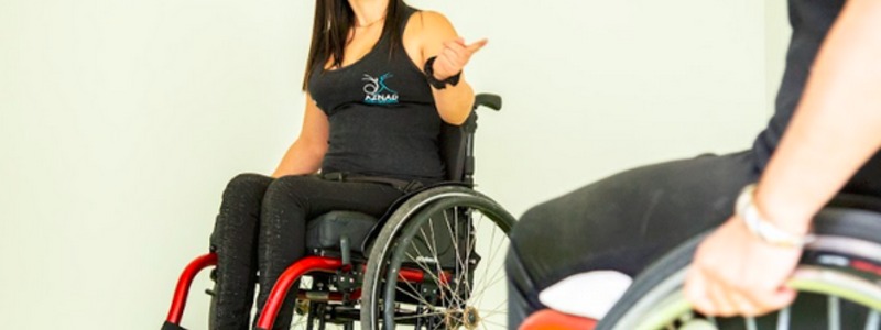 En la foto: Aura Lorena Varela, en silla de ruedas.