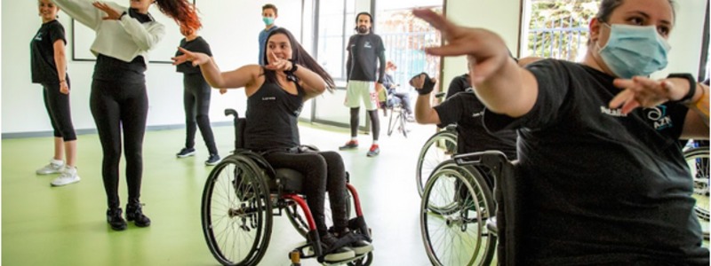 En la foto: Aura Lorena Varela, en silla de ruedas, bailando con varias personas, algunas caminantes y otras en sillas de ruedas. En la foto: Aura Lorena Varela, en silla de ruedas, bailando con varias personas, algunas caminantes y otras en sillas de ruedas.