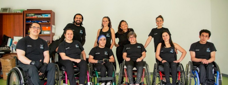 En la foto: Aura Lorena Varela, en silla de ruedas, bailando con una persona caminante.