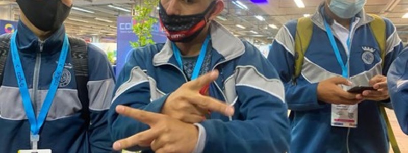 En la fotografía Javier Copa, estudiante de la institución Isabel Segunda y al lado sus compañeros.