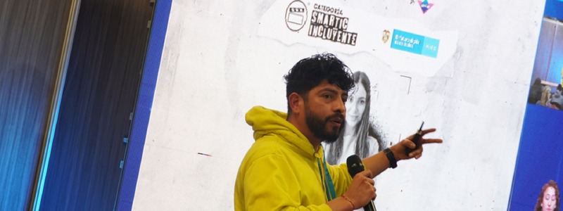 En la fotografía: Daniel Correa, director académico de SmartFilms Colombia, cuenta los detalles del Festival y da lecciones sobre realización de cine con celulares.