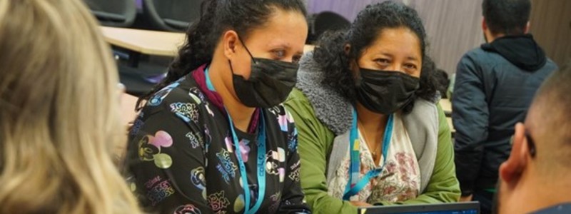 En la fotografía: Dayana Lorena González, acompañada de su madre, comparten con otros asistentes del taller la experiencia práctica.