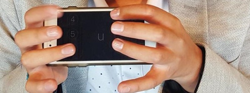 Las manos de Alejandro sostienen un celular