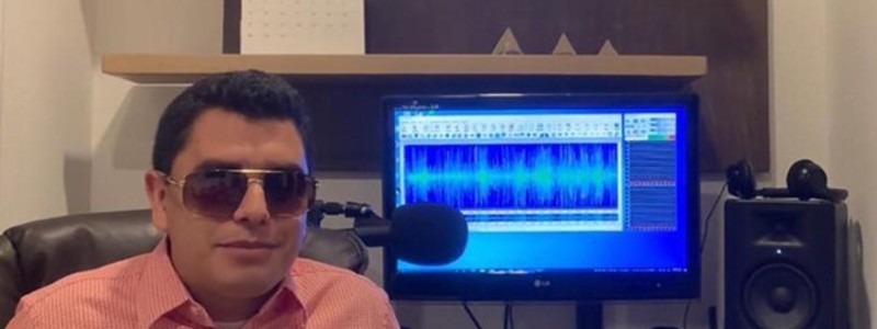 Alejandro en el estudio de su casa con un software de audio en la pantalla de su computador