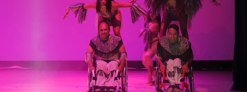 En la imagen: Bailarines de la Fundación Aznad, algunos caminantes y otros en silla de ruedas bailando Mapalé.