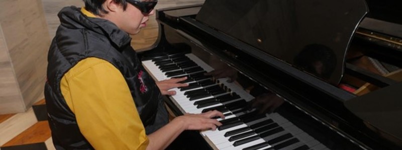 En la imagen:Carlos Manosalva interpretando “I will wait for you” en su piano.