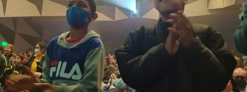 En la foto dos niños bailando al ritmo del grupo musical invitado.