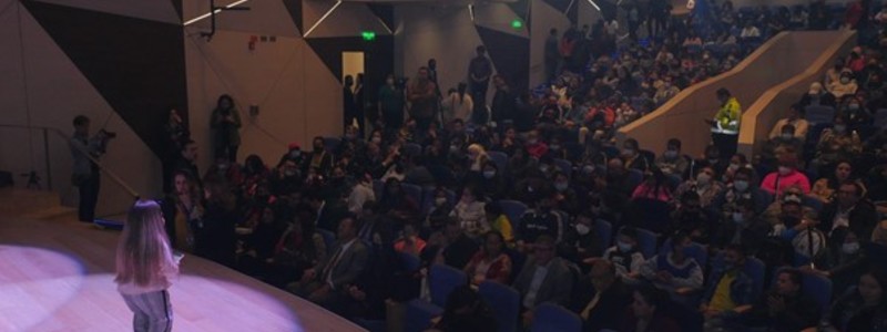 En la imagen: La presentadora Natalia Tellez en la tarima hablándole al público.