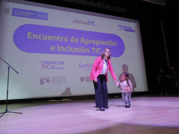 En la imagen: La Ministra TIC Carmen Ligia Valderrama junto a la presentadora Natalia Tellez en la tarima.