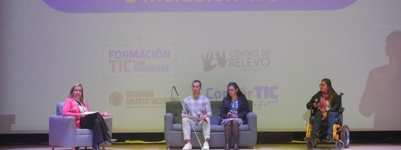 En la imagen: Conversatorio entre la Ministra TIC y tres beneficiarios de los programas de inclusión. En la imagen: Conversatorio entre la Ministra TIC y tres beneficiarios de los programas de inclusión.