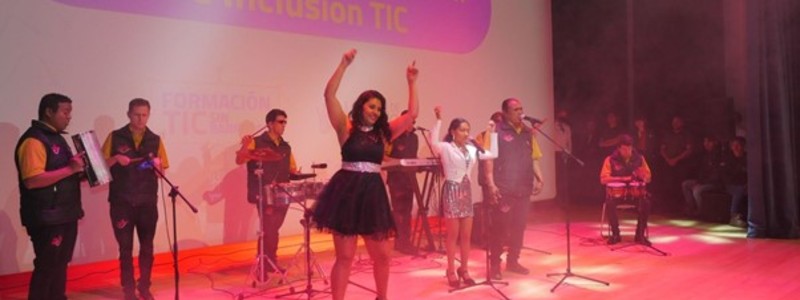 En la imagen: Agrupación musical Siuga Forever Music haciendo su show en el escenario.