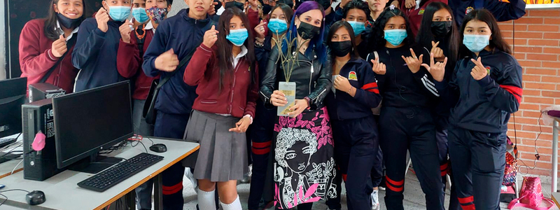 Foto: la profesora Sindey Carolina Bernal con sus estudiantes