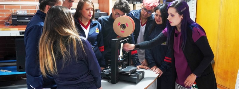En la foto: profesora Sindey Carolina Bernal en taller practico con los estudiantes