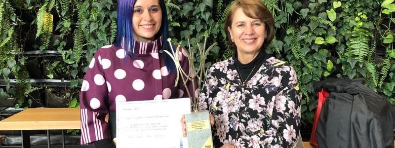 En la foto: la profesora Sindey Carolina Bernal recibiendo el reconocimiento