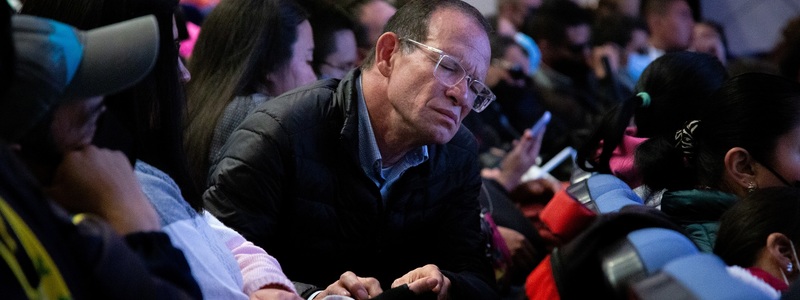 En la imagen: Pilar persona sordociega y Enrique su intérprete guía presencian un evento realizado por MinTIC En la imagen: Pilar persona sordociega y Enrique su intérprete guía presencian un evento realizado por MinTIC
