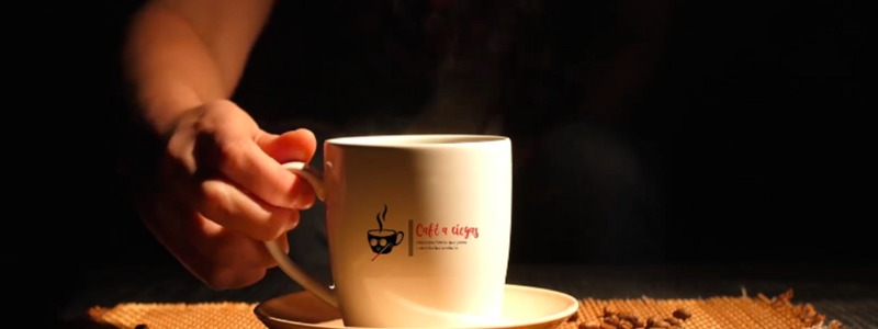En la imagen: una mano agarrando una taza de café: cortesía de Café a ciegas