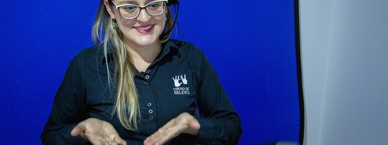 Valentina Barbosa realizando su trabajo como intérprete del Centro de Relevo