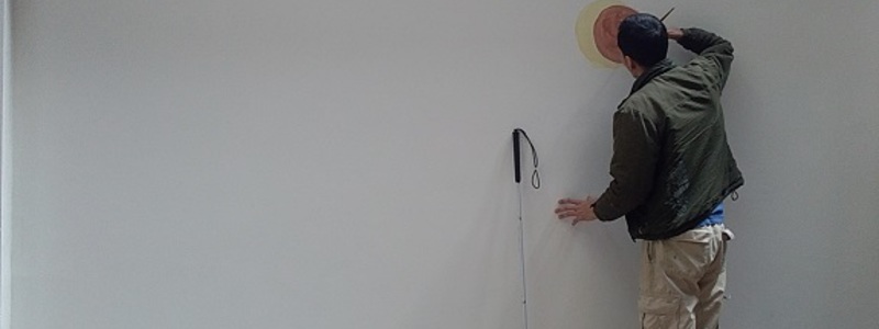 Fotografía: Isaac Bello pinta en un muro