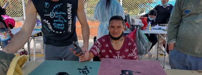 Fotografía: Isaac Bello ayuda a pintar a una persona con discapacidad