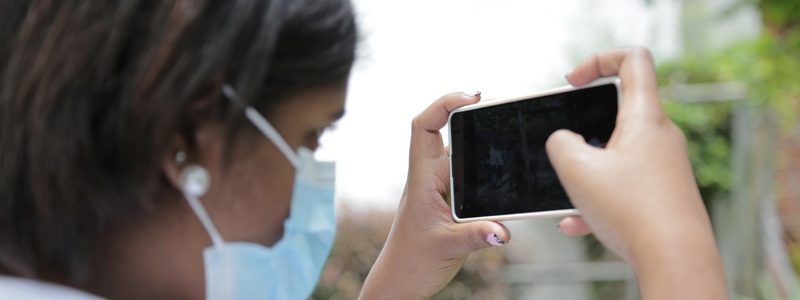 Fotografía: Participante de SmartFilms usando celular como cámara de cine