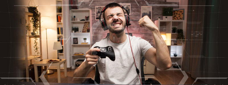 Fotografía: Hombre ciego celebra mientras sostiene un control de videojuego en su mano derecha