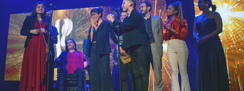 Fotografía: Daniela Alfonso recibiendo el premio en la noche de gala de SmartFilms 2022