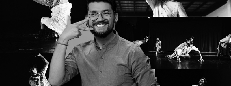 Christian Briceño haciendo la seña que lo identifica, en el fondo se ven varias fotos suyas bailando