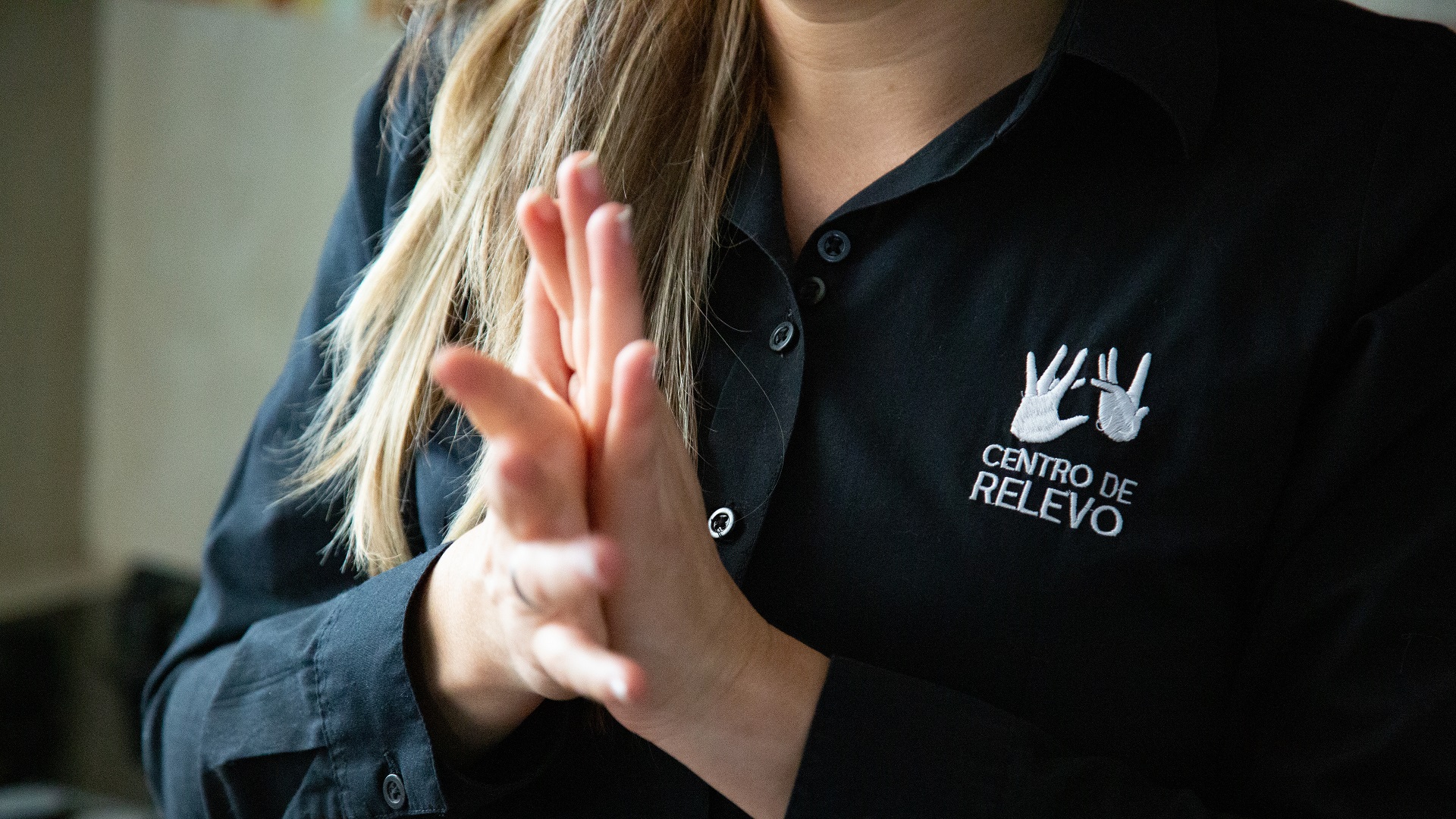 Fotografía: primer plan de manos haciendo señas