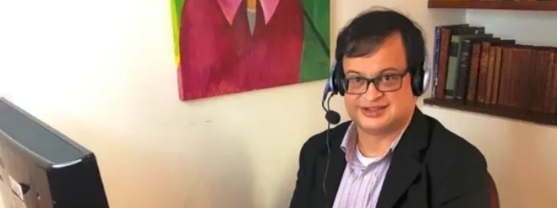 Fotografía: Juancho Andrade frente al computador con una diadema auricular y micrófono