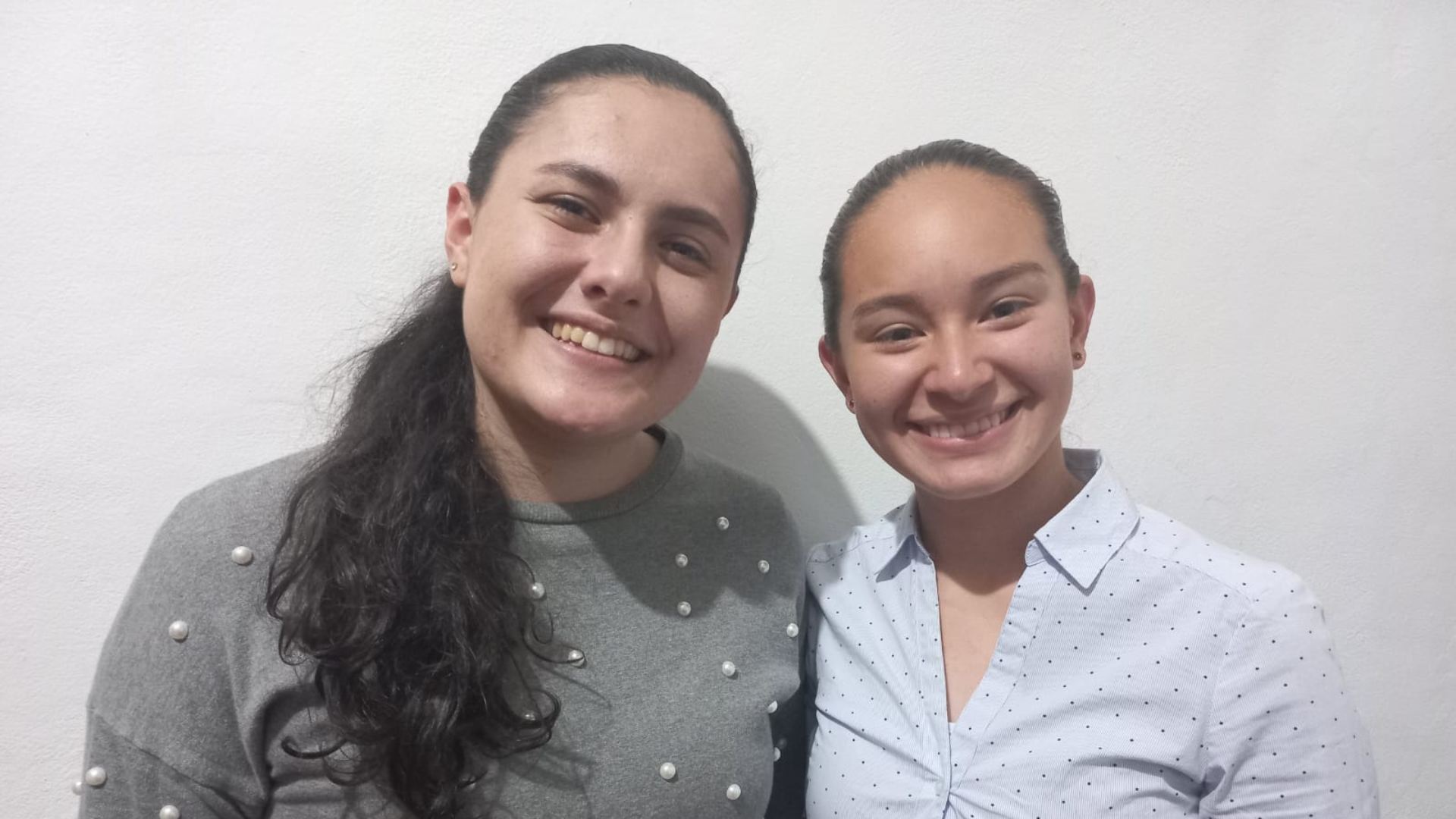 Angie y Alejandra enseñan lengua de señas en uno de sus videos de Tiktok