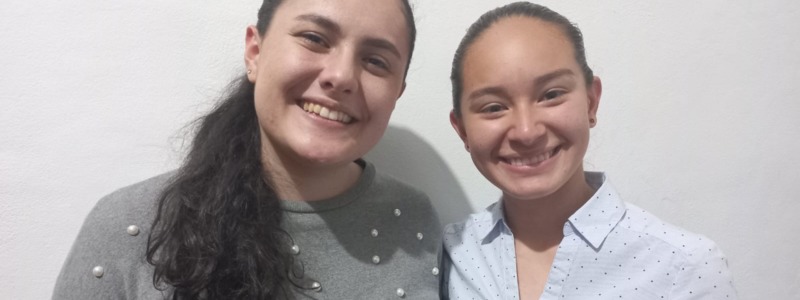 Angie y Alejandra enseñan lengua de señas en uno de sus videos de Tiktok