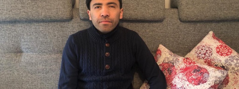 Carlos Quintero sentado en un sofá