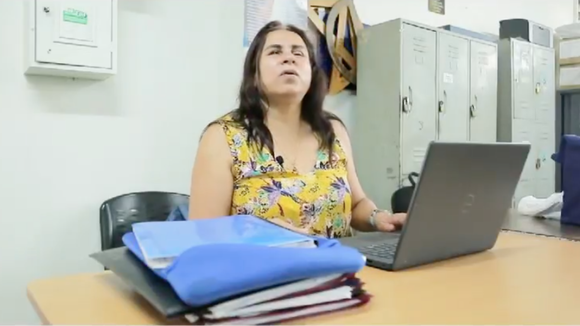 Alba Lucía Ocampo sentada frente a su computador portátil