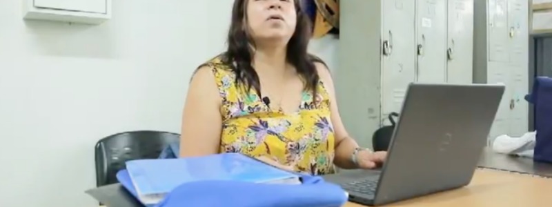 Alba Lucía Ocampo sentada frente a su computador portátil