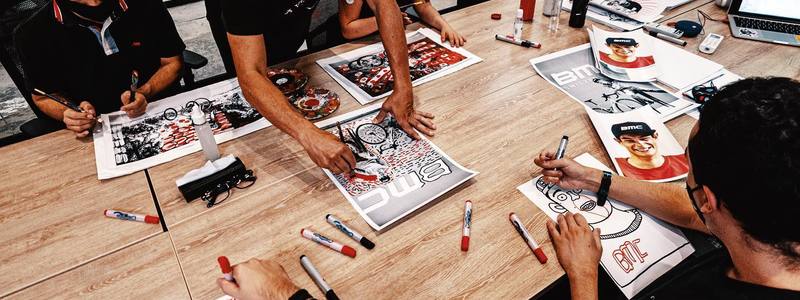 Nel trabajando junto a los creativos de ‘La Casa de Carlota’