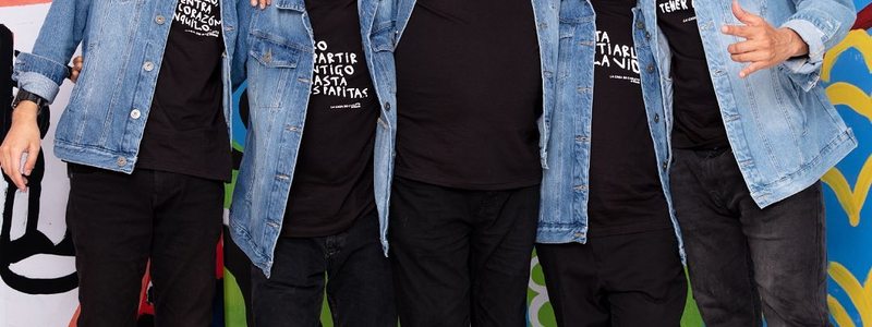 Nel junto a los hombres del equipo creativo de ‘La Casa de Carlota’
