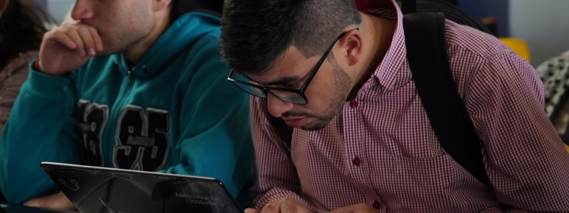 Persona con baja visión hace uso de un computador