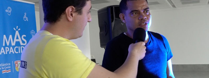 Alexis José Duran Sánchez, junto a un periodista que le realiza una entrevista.