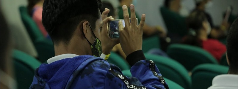 Joven tomando una fotografía con su celular
