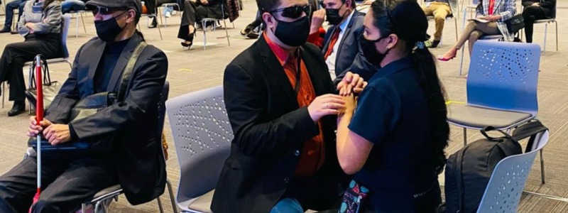 Persona con discapacidad visual recibe apoyo para comunicarse