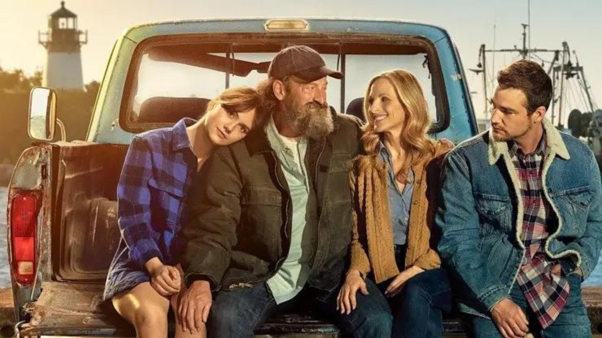 Escena de la película ‘Señales del corazón’ CODA con los protagonistas sentados en el platón de una camioneta mirándose entre sí