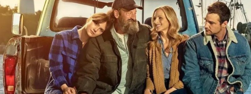 Escena de la película ‘Señales del corazón’ CODA con los protagonistas sentados en el platón de una camioneta mirándose entre sí