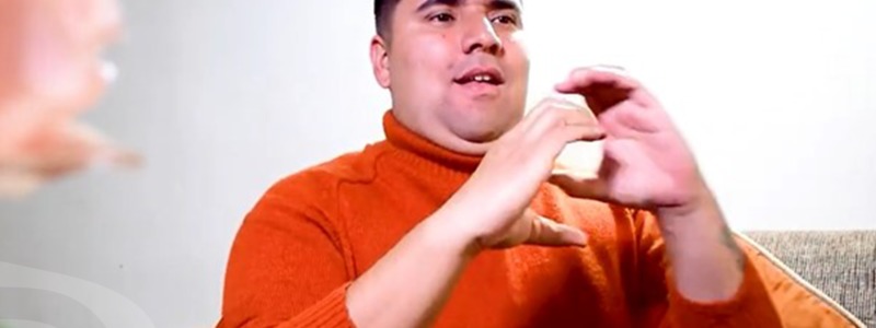 Un hombre hablando por lengua de señas